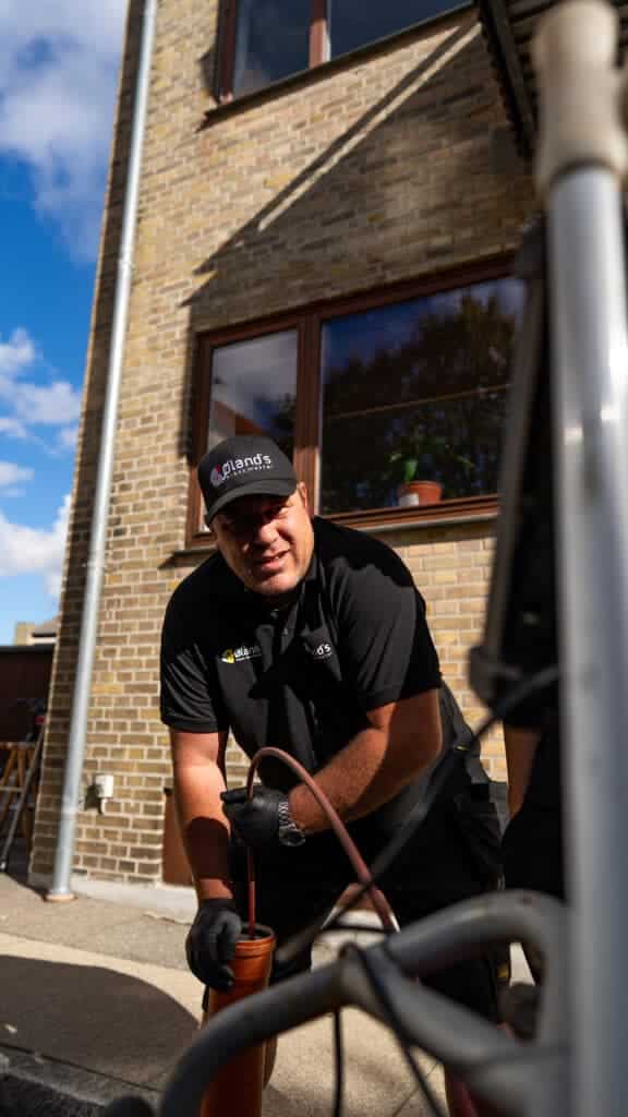 Kloakmester med kamera ved kloakrøret til tv-inspektion